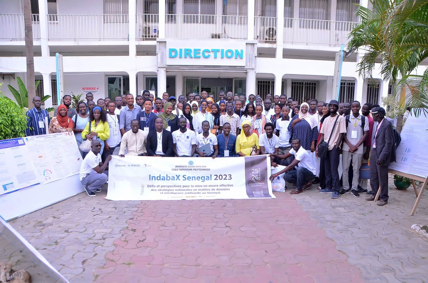 Photo de groupe des participants d'IndabaX Sénégal 2023 devant l'ESP