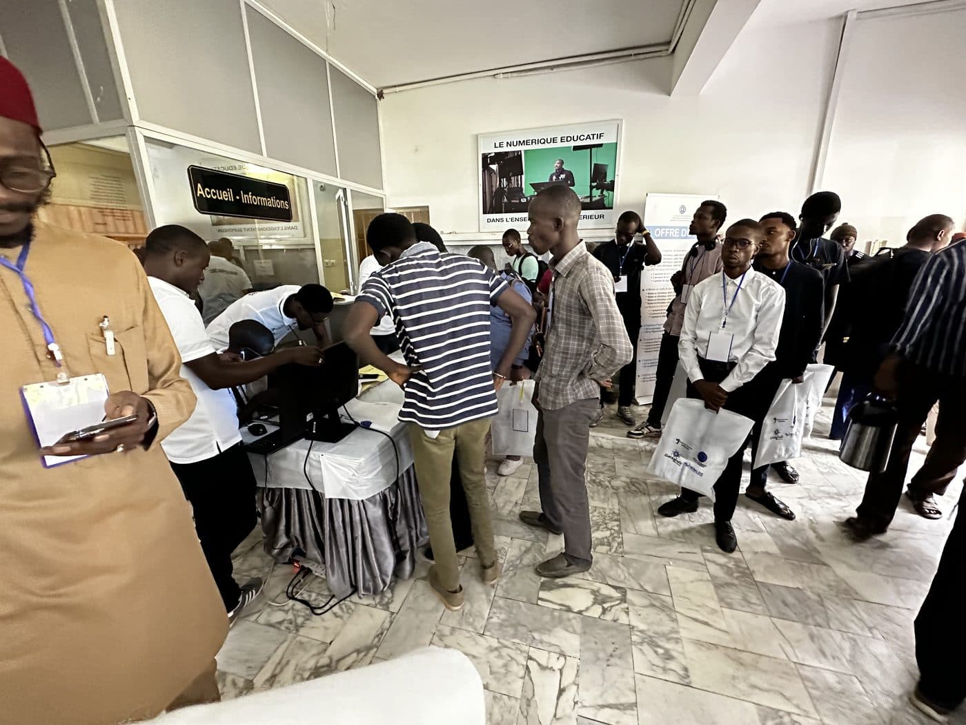 Des participants échangent pendant une pause